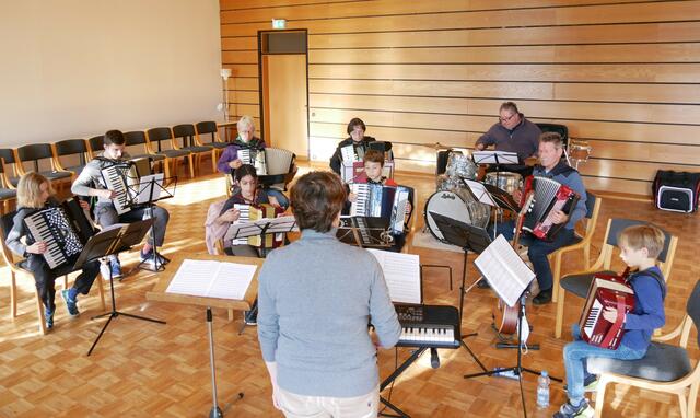 Intensive Probenarbeit beim Probenwochenende in der Eifel - eine gelungene Kooperation des Akkordeon-Orchesters Wesseling mit dem Akkordeon-Spielkreis Rheinland.