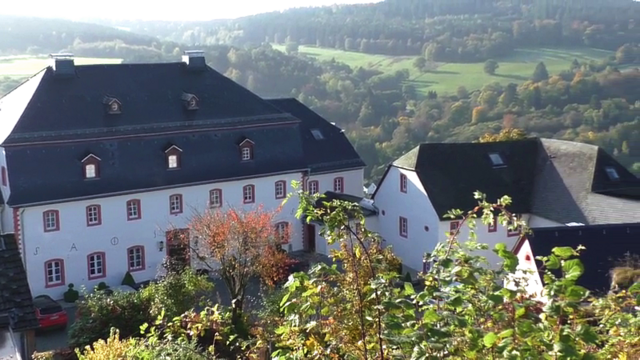 Das Burghaus thront hoch über das Tal der Kyll