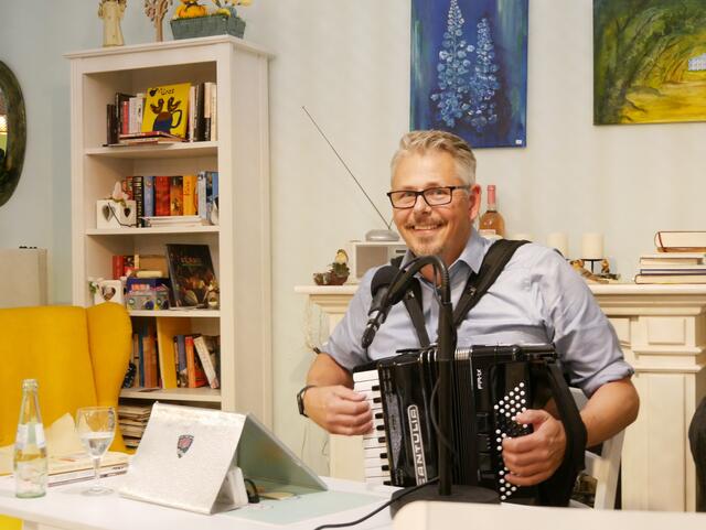 Jörg Manhold liest aus "Rheinische Redensarten" und singt mit seiner Quetsch.
