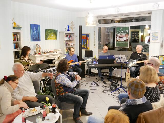 Volles Haus in Mines Spatzentreff beim Wohnzimmerkonzert der Makehja Blues Band.