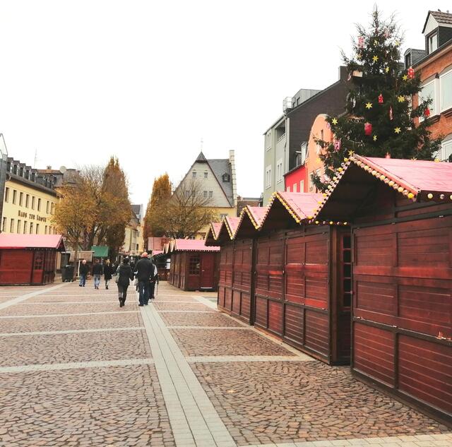 Die Weihnachtsbuden stehen schon, im Hintergrund der diesjährige Weihnachtsbaum, der den Brühler Markt überragt.