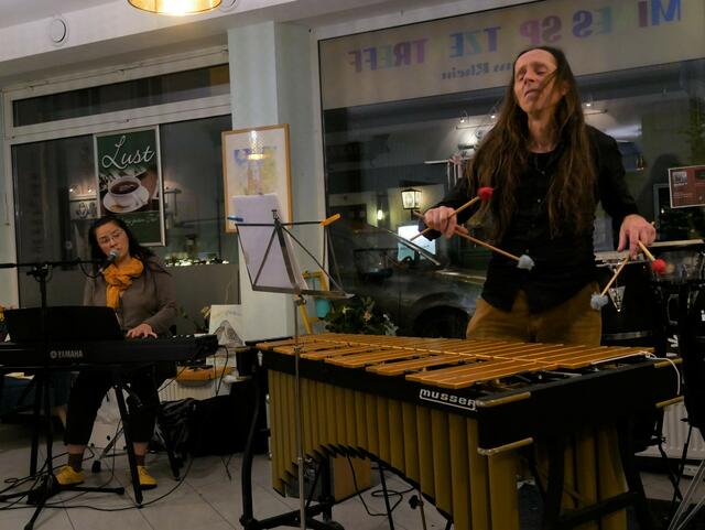 Junodori in der Besetzung Judith Nordbrock, Gesang und Piano, und Ulli Klein, Vibraphon und Percussion, beim 33. RheinKlang 669 Wohnzimmerkonzert in Mines Spatzentreff.