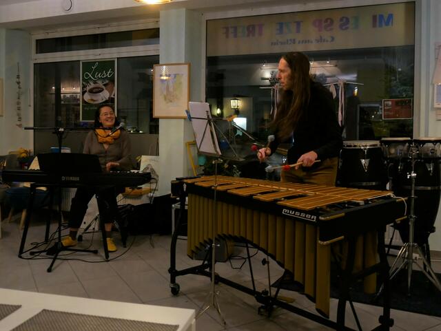 Junodori in der Besetzung Judith Nordbrock, Gesang und Piano, und Ulli Klein, Vibraphon und Percussion, beim 33. RheinKlang 669 Wohnzimmerkonzert in Mines Spatzentreff.