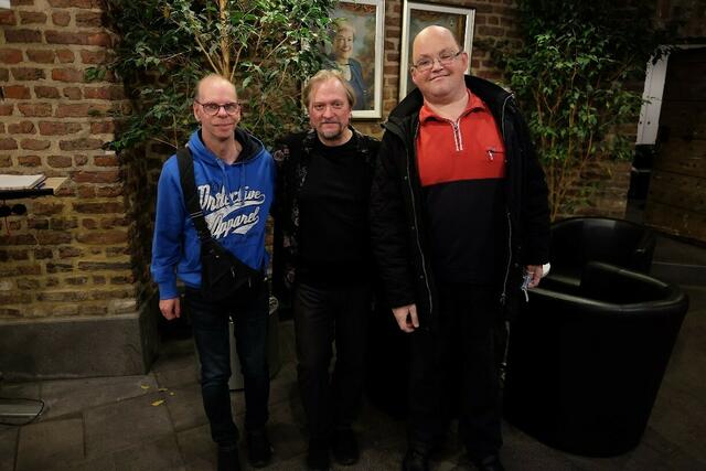 Ralf Faßbender (links) und Pascal Stein (rechts) von Blatt-Gold lauschten den Klavier-Klängen von Michael Schweiger (Mitte).