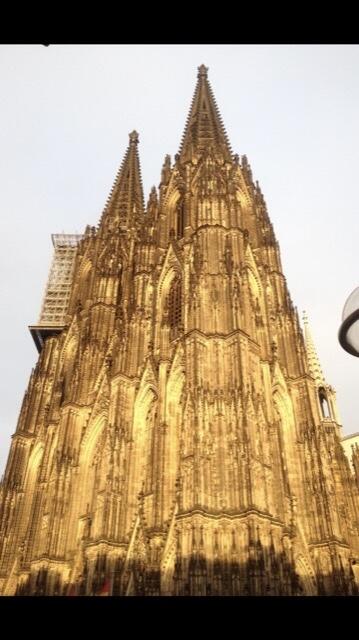 Der Dom
in goldenen Kleid